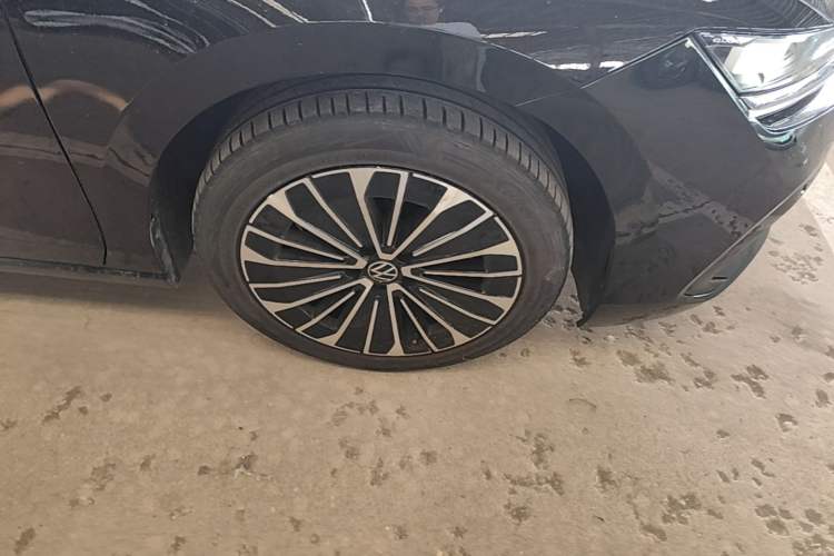 Used Volkswagen Magotan 2024 380TSI DSG Prestige Edition DaMai Package Right Front Wheel Hub