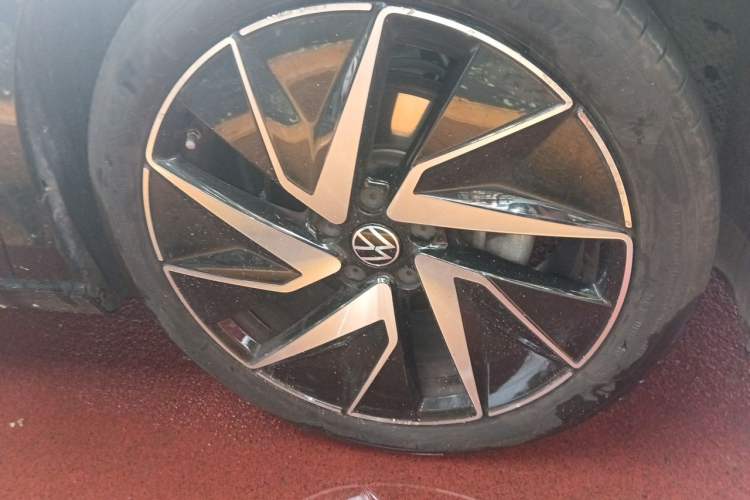 Used Volkswagen Magotan 2024 380TSI DSG Prestige Edition DaMai Package Right Front Wheel Hub