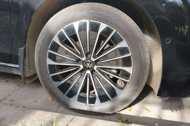 Used Volkswagen Magotan 2024 380TSI DSG Prestige Edition DaMai Package Right Front Wheel Hub