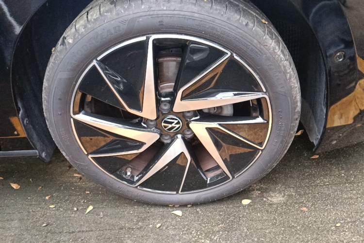 Used Volkswagen Magotan 2024 380TSI DSG Prestige Edition DaMai Package Right Front Wheel Hub