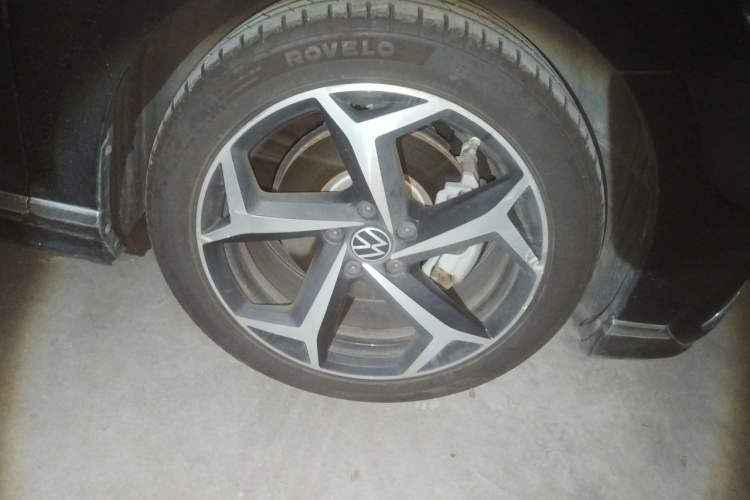 Used Volkswagen Magotan 2024 2 Million Units Zhongxiang Version 330TSI DSG Luxury Edition Right Front Wheel Hub
