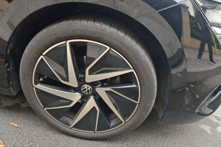 Used Volkswagen Magotan 2024 380TSI DSG Ultimate Edition Right Front Wheel Hub