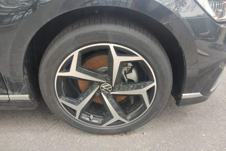 Used Volkswagen Magotan 2024 2 Million Units Zhongxiang Version 330TSI DSG Luxury Edition Right Front Wheel Hub