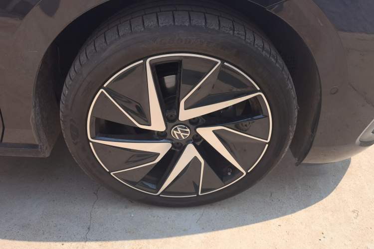 Used Volkswagen Magotan 2024 380TSI DSG Prestige Edition DaMai Package Right Front Wheel Hub