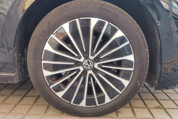Used Volkswagen Magotan 2024 380TSI DSG Prestige Edition DaMai Package Right Front Wheel Hub