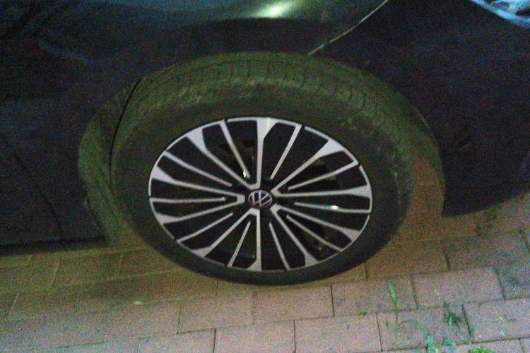 Used Volkswagen Magotan 2024 380TSI DSG Prestige Edition DaMai Package Right Front Wheel Hub