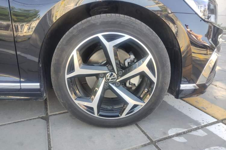 Used Volkswagen Magotan 2024 2 Million Units Zhongxiang Version 330TSI DSG Luxury Edition Right Front Wheel Hub