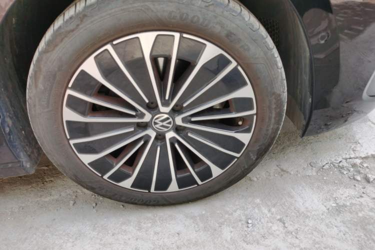 Used Volkswagen Magotan 2024 380TSI DSG Prestige Edition DaMai Package Right Front Wheel Hub