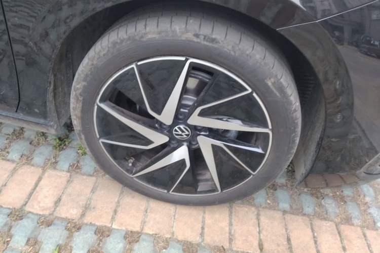 Used Volkswagen Magotan 2024 380TSI DSG Prestige Edition DaMai Package Right Front Wheel Hub