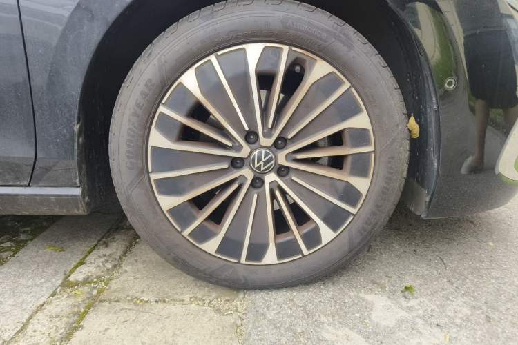 Used Volkswagen Magotan 2024 380TSI DSG Prestige Edition DaMai Package Right Front Wheel Hub