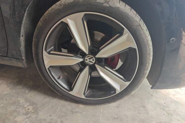 Used Volkswagen Magotan 2024 380TSI DSG Prestige Edition DaMai Package Right Front Wheel Hub