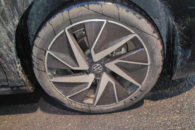 Used Volkswagen Magotan 2024 380TSI DSG Prestige Edition DaMai Package Right Front Wheel Hub