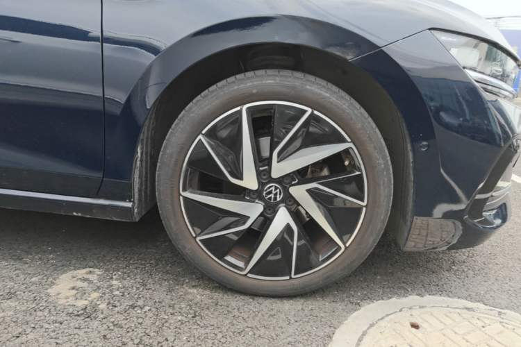 Used Volkswagen Magotan 2024 380TSI DSG Ultimate Edition Right Front Wheel Hub