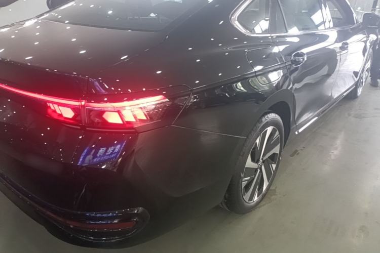 Used Volkswagen Magotan 2024 300TSI DSG Prestige Edition—A Real Eye-Catcher Right Rear Taillight