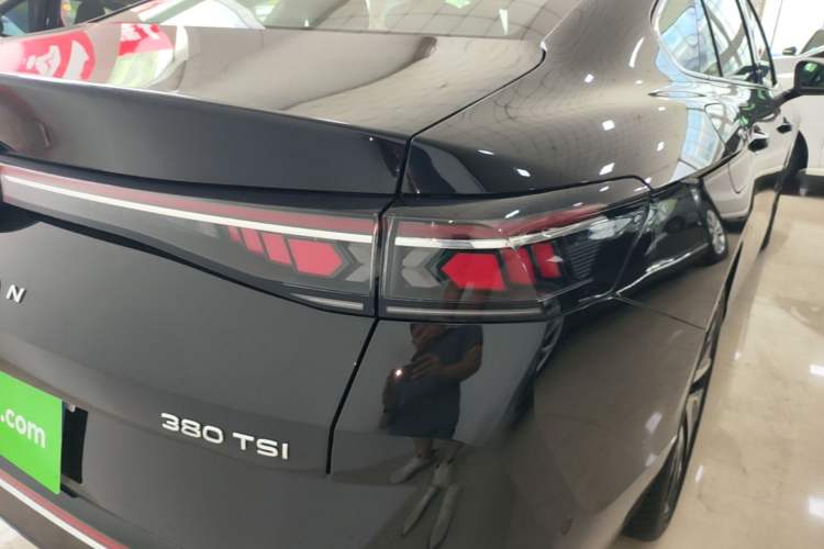 Used Volkswagen Magotan 2024 380TSI DSG Prestige Edition DaMai Package Right Rear Taillight