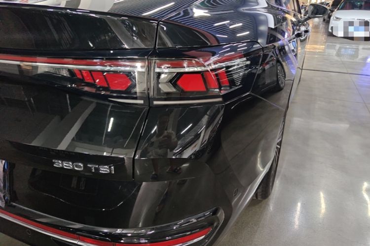 Used Volkswagen Magotan 2024 380TSI DSG Prestige Edition DaMai Package Right Rear Taillight