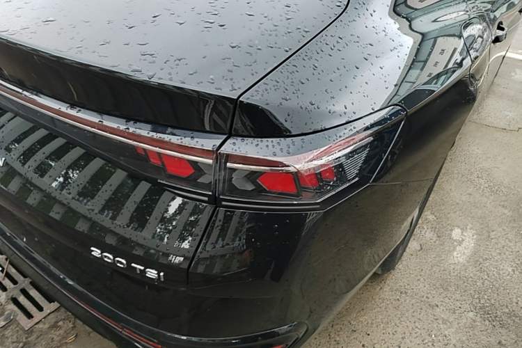 Used Volkswagen Magotan 2024 300TSI DSG Prestige Edition—A Real Eye-Catcher Right Rear Taillight