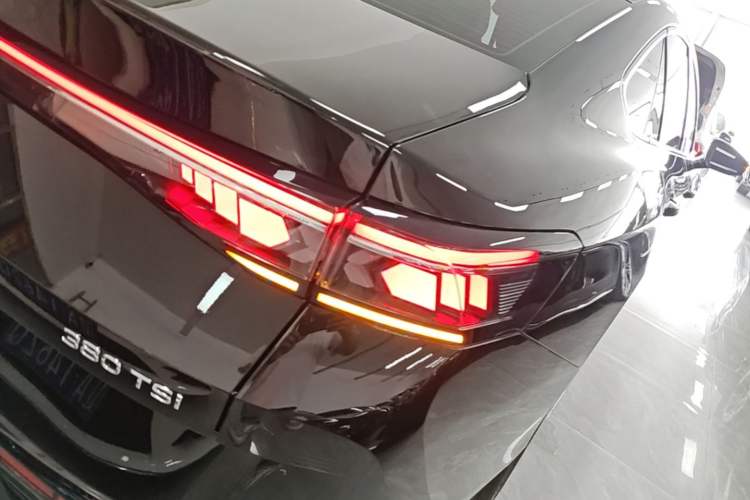 Used Volkswagen Magotan 2024 380TSI DSG Prestige Edition Right Rear Taillight