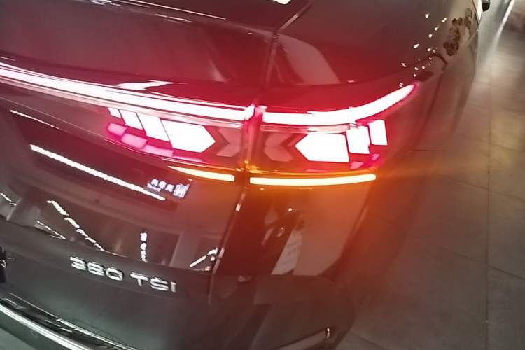 Used Volkswagen Magotan 2024 380TSI DSG Ultimate Edition Right Rear Taillight