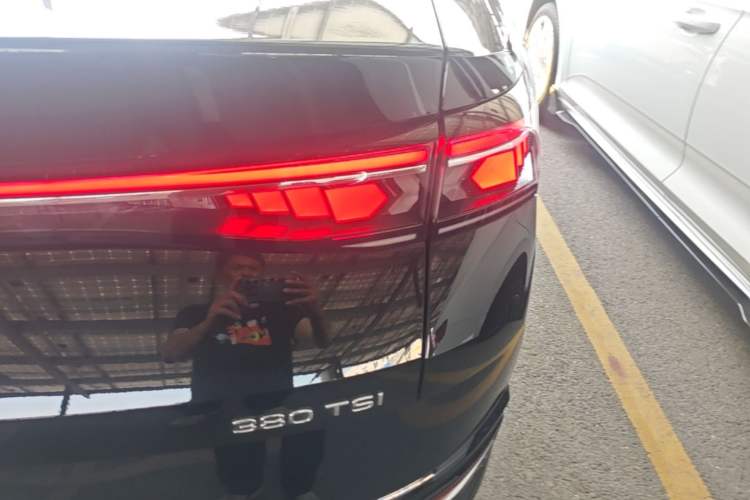 Used Volkswagen Magotan 2024 380TSI DSG Prestige Edition DaMai Package Right Rear Taillight