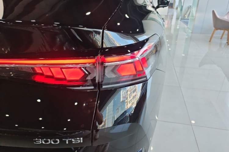 Used Volkswagen Magotan 2024 300TSI DSG Prestige Edition—A Real Eye-Catcher Right Rear Taillight