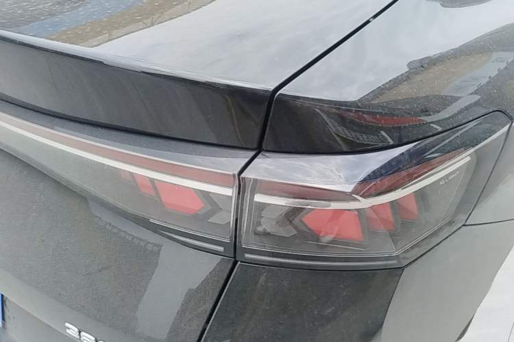 Used Volkswagen Magotan 2024 380TSI DSG Prestige Edition DaMai Package Right Rear Taillight