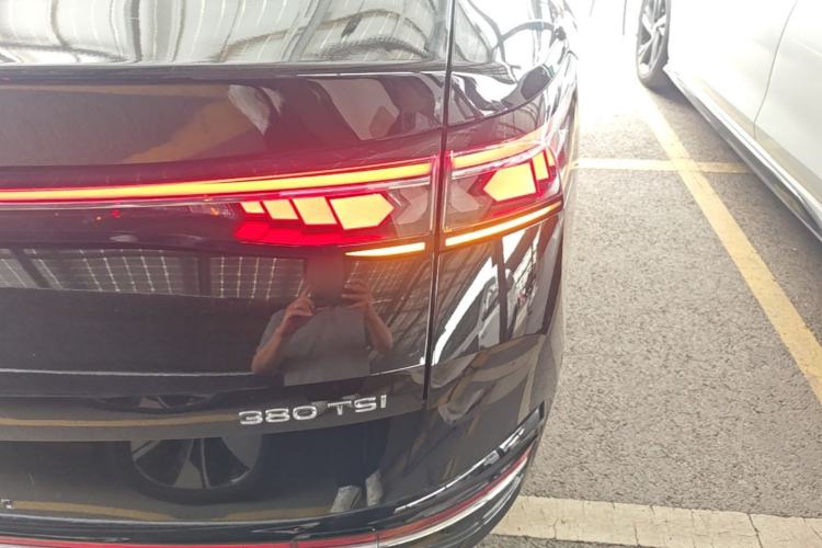 Used Volkswagen Magotan 2024 380TSI DSG Prestige Edition DaMai Package Right Rear Taillight