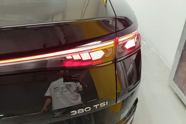 Used Volkswagen Magotan 2024 380TSI DSG Ultimate Edition Right Rear Taillight