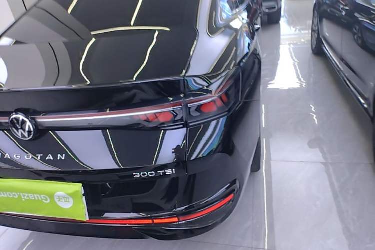 Used Volkswagen Magotan 2024 300TSI DSG Prestige Edition—A Real Eye-Catcher Right Rear Taillight