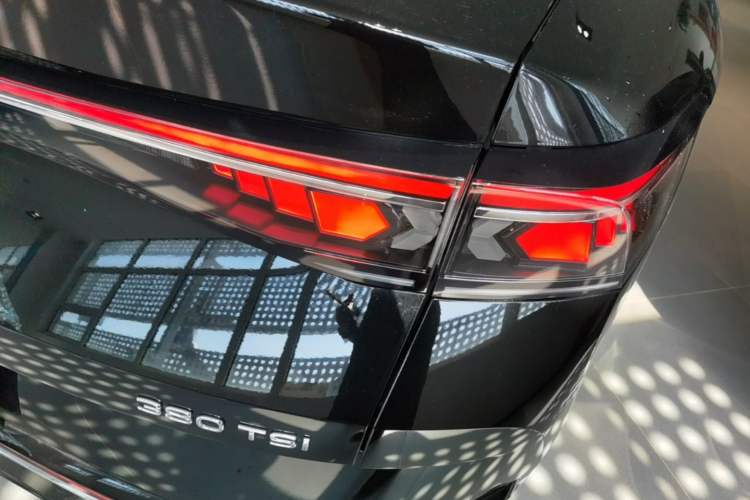 Used Volkswagen Magotan 2024 380TSI DSG Ultimate Edition Right Rear Taillight