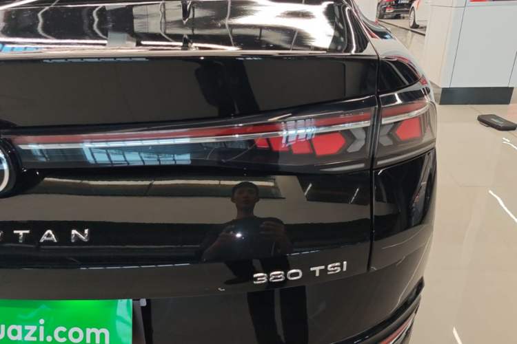 Used Volkswagen Magotan 2024 380TSI DSG Prestige Edition DaMai Package Right Rear Taillight