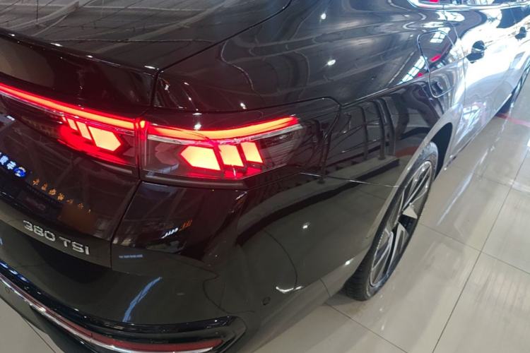 Used Volkswagen Magotan 2024 380TSI DSG Prestige Edition DaMai Package Right Rear Taillight