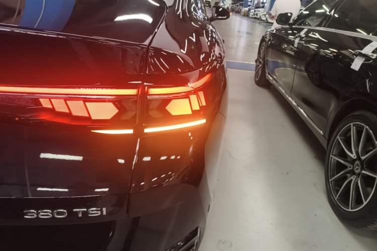 Used Volkswagen Magotan 2024 380TSI DSG Ultimate Edition Right Rear Taillight