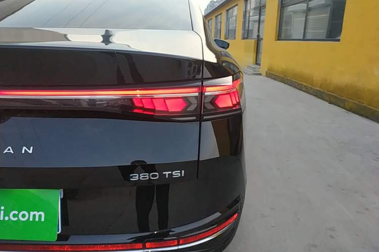 Used Volkswagen Magotan 2024 380TSI DSG Prestige Edition DaMai Package Right Rear Taillight
