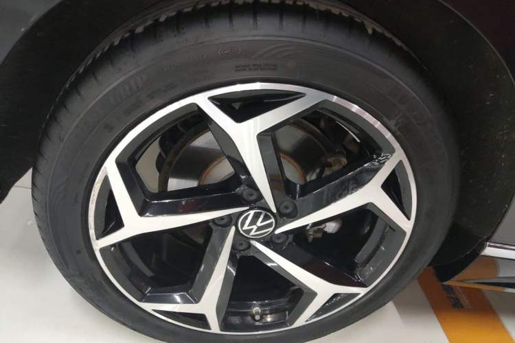 Used Volkswagen Magotan 2024 2 Million Units Zhongxiang Version 330TSI DSG Luxury Edition Right Rear Wheel Hub