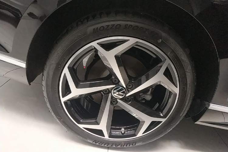 Used Volkswagen Magotan 2024 2 Million Units Zhongxiang Version 330TSI DSG Luxury Edition Right Rear Wheel Hub