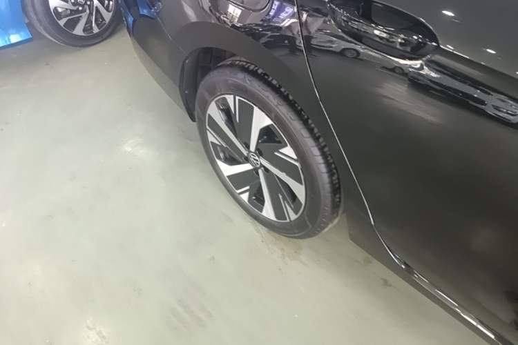 Used Volkswagen Magotan 2024 300TSI DSG Prestige Edition—A Real Eye-Catcher Right Rear Wheel Hub