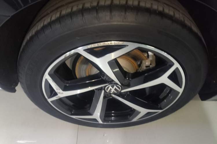 Used Volkswagen Magotan 2024 2 Million Units Zhongxiang Version 330TSI DSG Luxury Edition Right Rear Wheel Hub