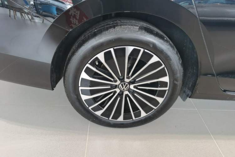 Used Volkswagen Magotan 2024 380TSI DSG Prestige Edition DaMai Package Right Rear Wheel Hub