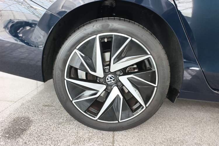 Used Volkswagen Magotan 2024 380TSI DSG Ultimate Edition Right Rear Wheel Hub