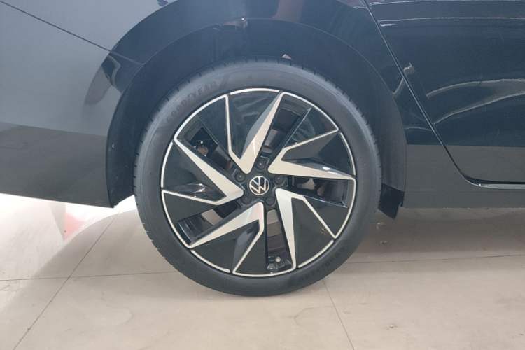 Used Volkswagen Magotan 2024 380TSI DSG Prestige Edition DaMai Package Right Rear Wheel Hub