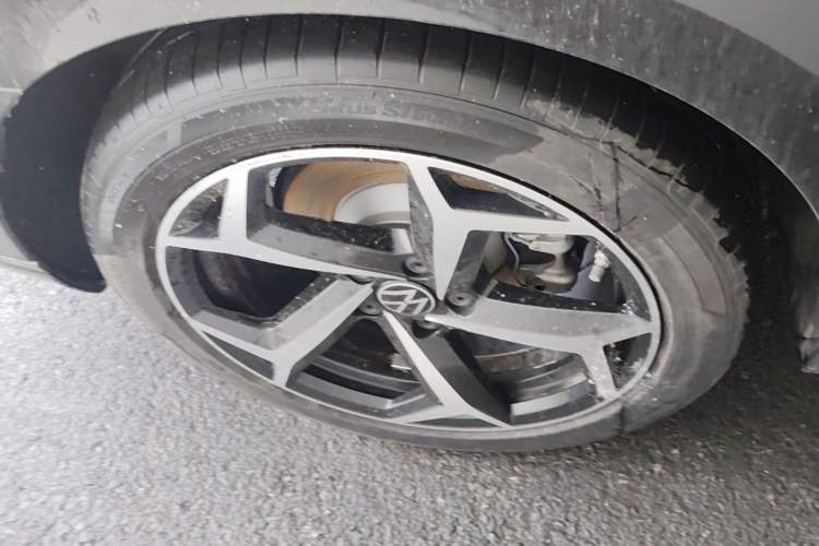 Used Volkswagen Magotan 2024 2 Million Units Zhongxiang Version 330TSI DSG Luxury Edition Right Rear Wheel Hub