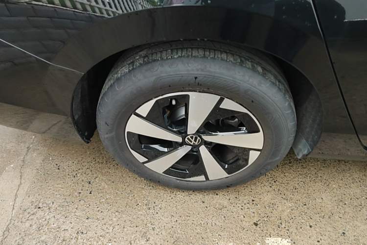 Used Volkswagen Magotan 2024 300TSI DSG Prestige Edition—A Real Eye-Catcher Right Rear Wheel Hub