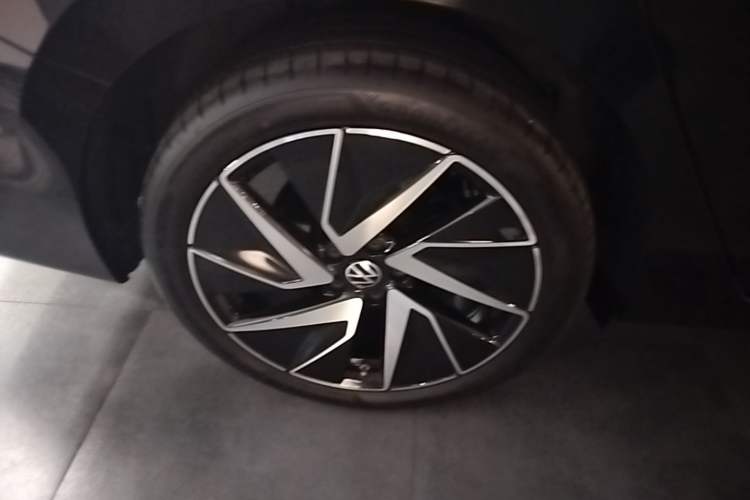 Used Volkswagen Magotan 2024 380TSI DSG Ultimate Edition Right Rear Wheel Hub