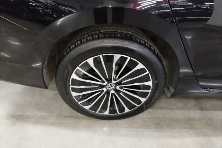 Used Volkswagen Magotan 2024 380TSI DSG Prestige Edition DaMai Package Right Rear Wheel Hub