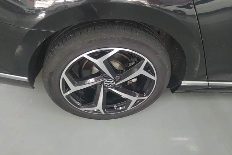 Used Volkswagen Magotan 2024 2 Million Units Zhongxiang Version 330TSI DSG Luxury Edition Right Rear Wheel Hub
