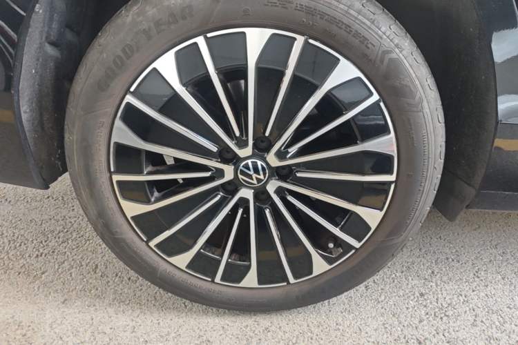 Used Volkswagen Magotan 2024 380TSI DSG Prestige Edition DaMai Package Right Rear Wheel Hub