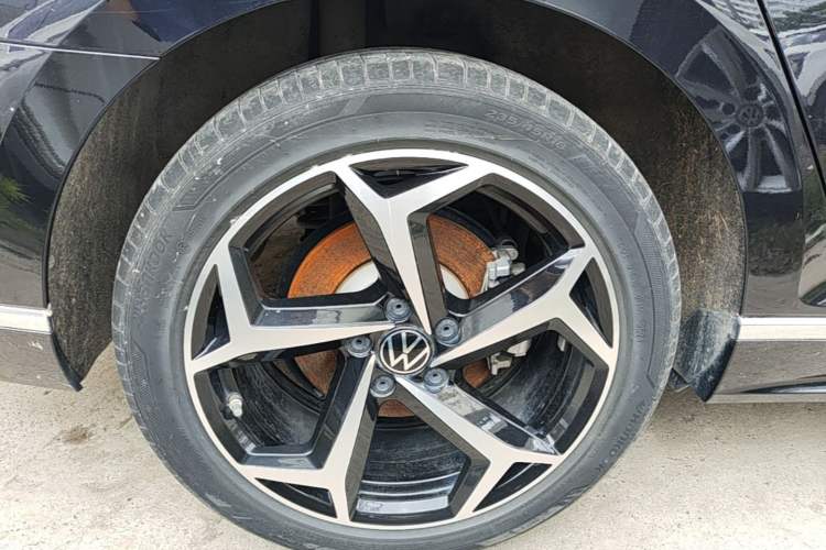 Used Volkswagen Magotan 2024 2 Million Units Zhongxiang Version 330TSI DSG Luxury Edition Right Rear Wheel Hub