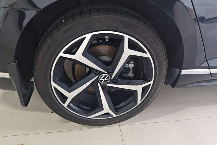 Used Volkswagen Magotan 2024 2 Million Units Zhongxiang Version 330TSI DSG Luxury Edition Right Rear Wheel Hub