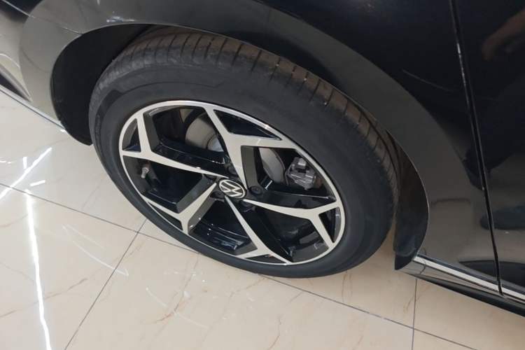 Used Volkswagen Magotan 2024 2 Million Units Zhongxiang Version 330TSI DSG Luxury Edition Right Rear Wheel Hub